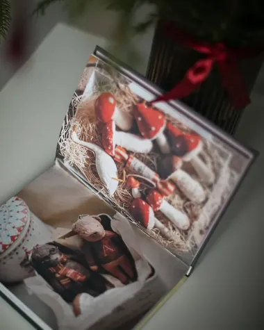 Год простых чудес. Найти опору и вдохновение в красоте повседневности (авторские стикеры внутри)