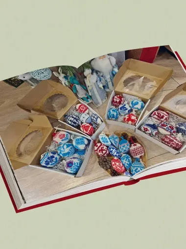 Самый теплый Новый год. Русские узоры. Вяжем на спицах елочные шары